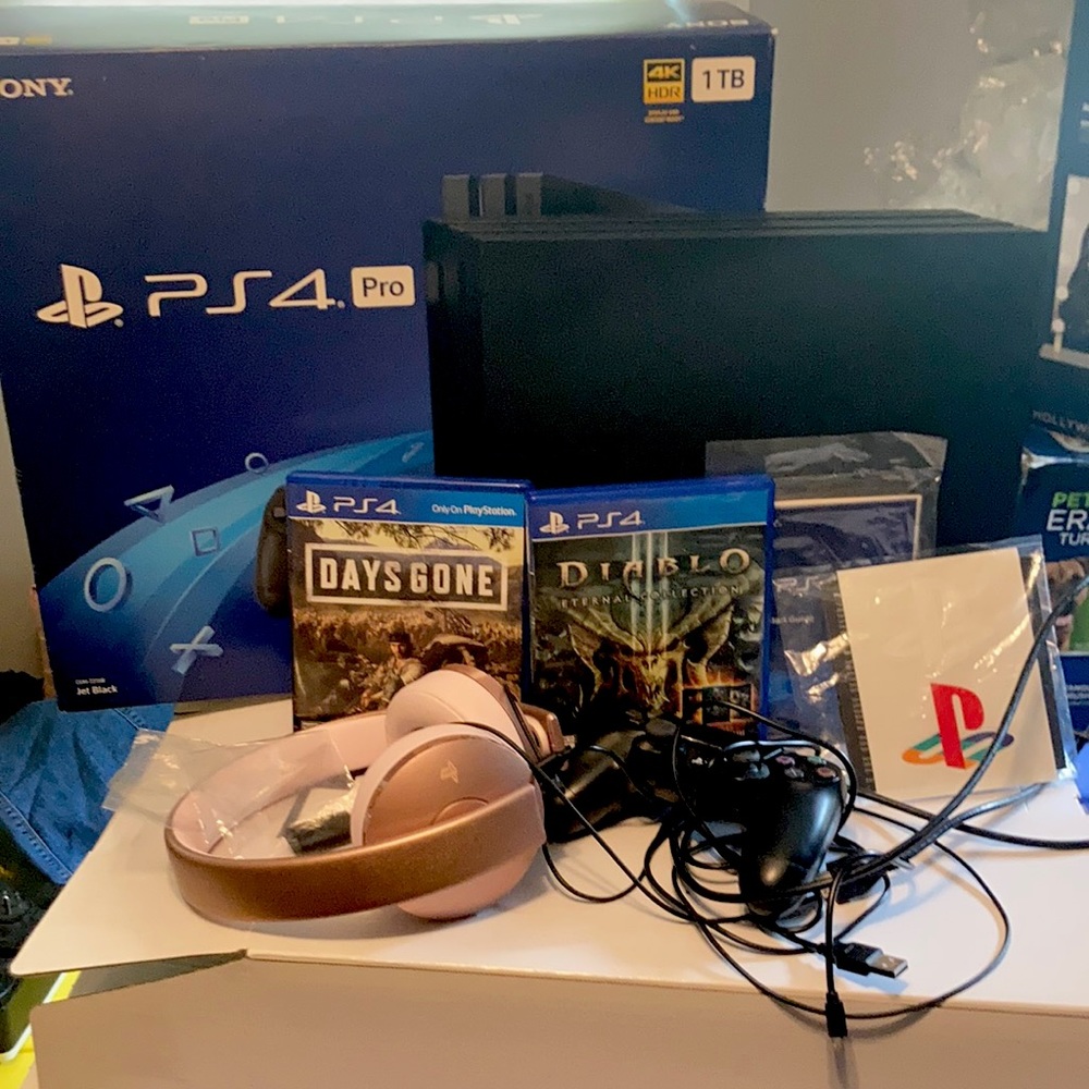 PS4 pro, Bluetooth headphones, days gone, Diablo